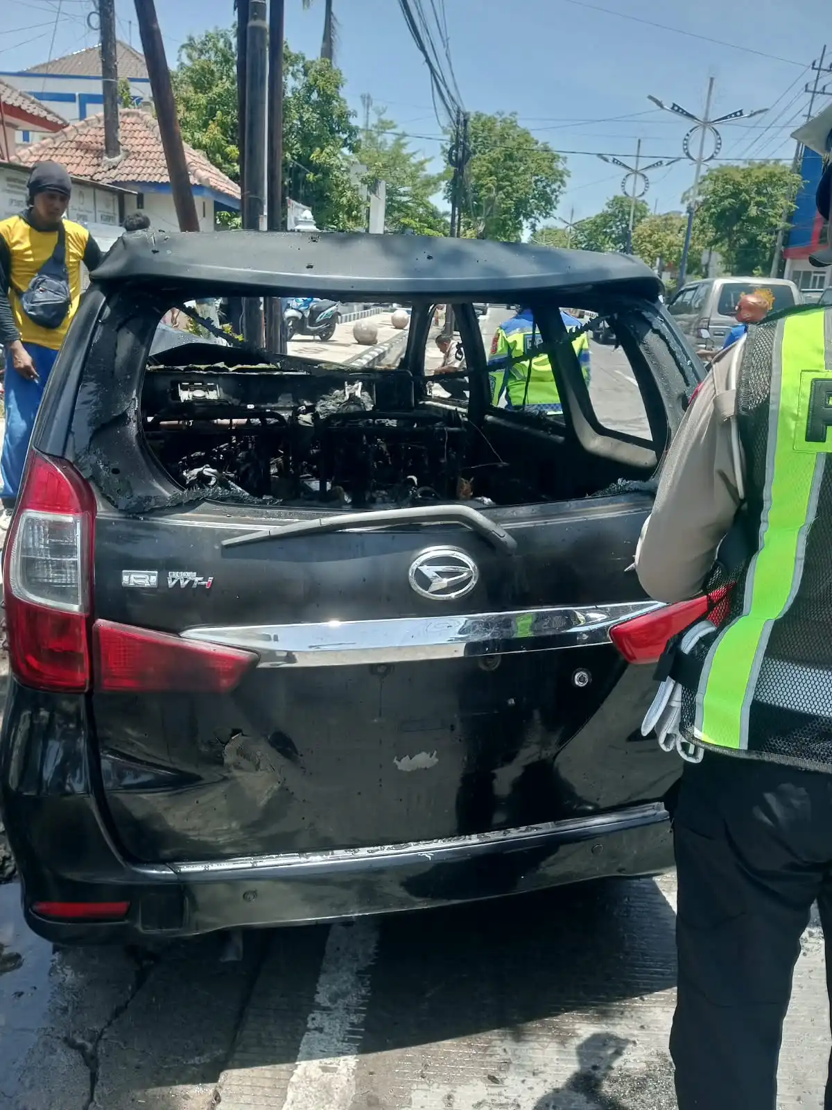 Mobil Daihatsu Xenia Terbakar di Sampang, 2 Orang Luka-luka
