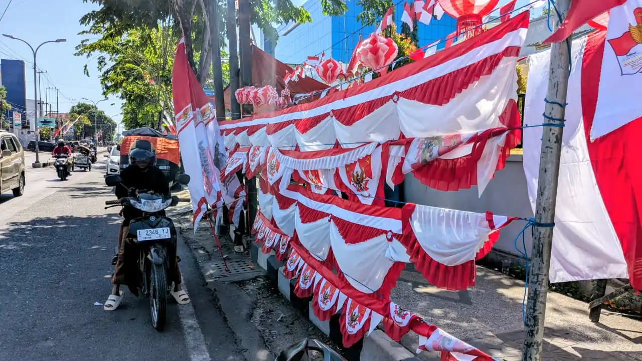 Omzet Penjual Bendera di Sampang Turun, Warga Lebih Memilih Beli Online