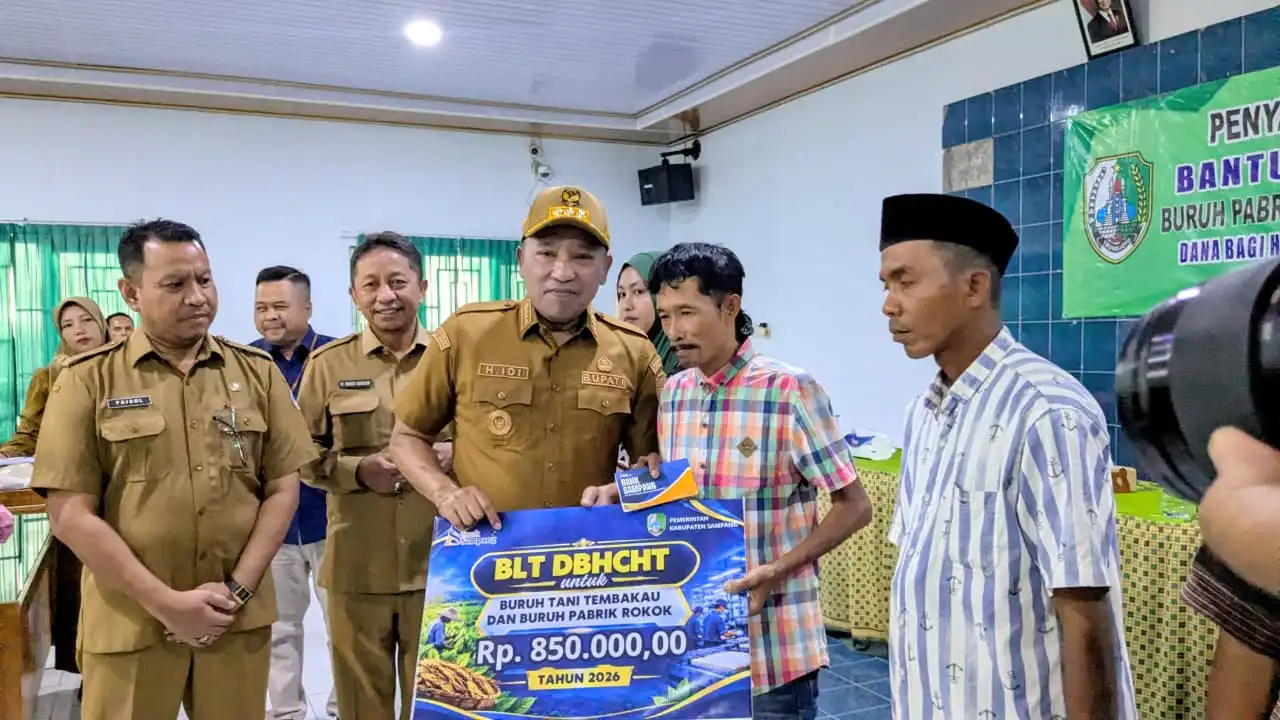 Pemkab Sampang Salurkan BLT DBHCHT Rp850 Ribu untuk Buruh Tani dan Pabrik Rokok