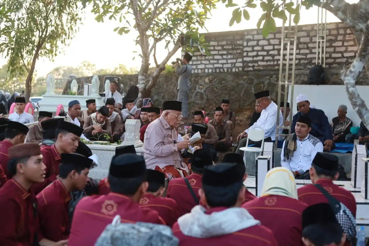 750 Santri Ponpes Daarul Rahman Ziarahi Keluarga Kiai Syukron Makmun di Sampang