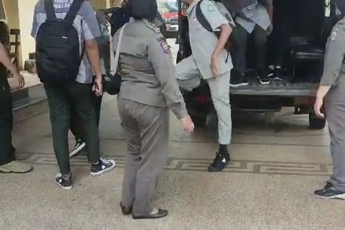 Asyik Nongkrong di Warung, 6 Pelajar di Bangkalan Diamankan Satpol PP