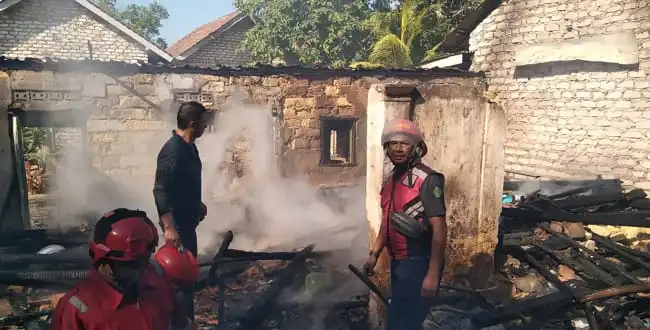 Dapur Rumah Warga Kowel Terbakar, Api Merembet hingga Separuh Bangunan Rumah