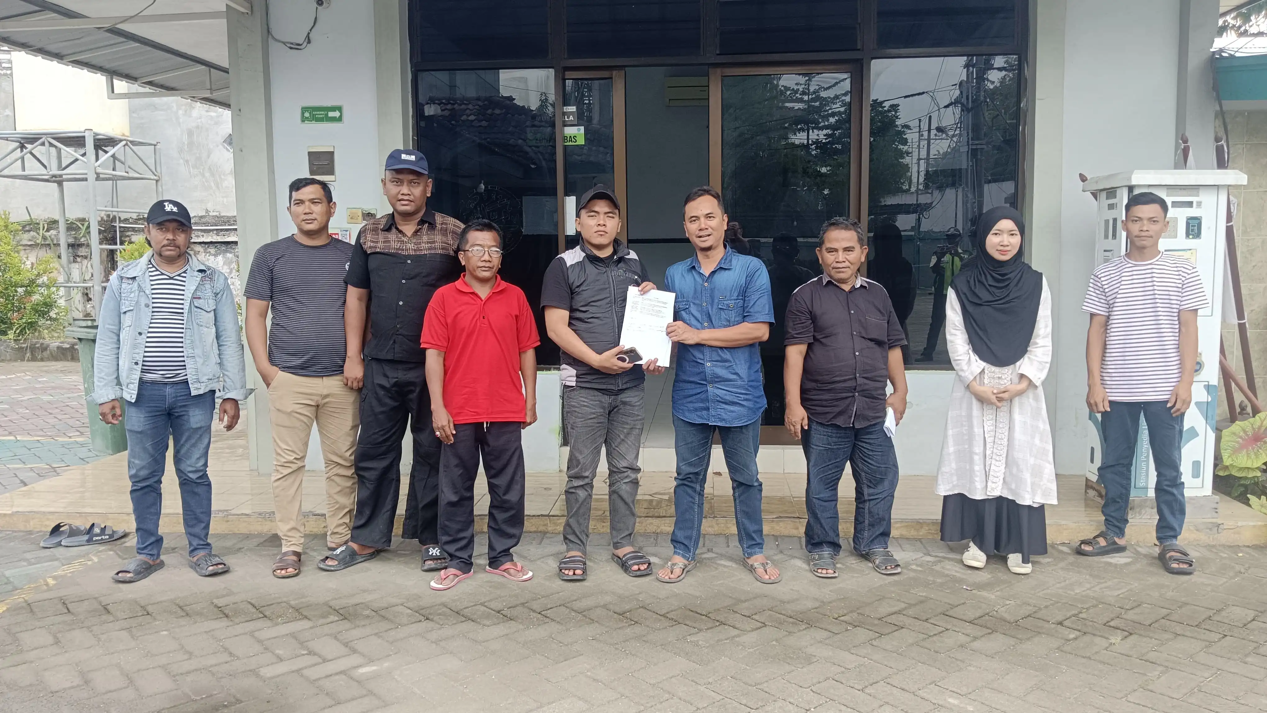  6 Tahun Listrik Redup Seperti Lilin, Warga Desa Petarongan Datangi Kantor PLN Sampang