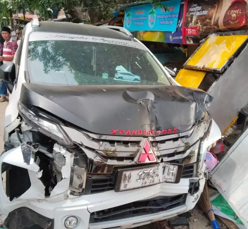  Expander Tabrak Deretan Gerobak PKL di Sumenep, 2 Orang Terluka