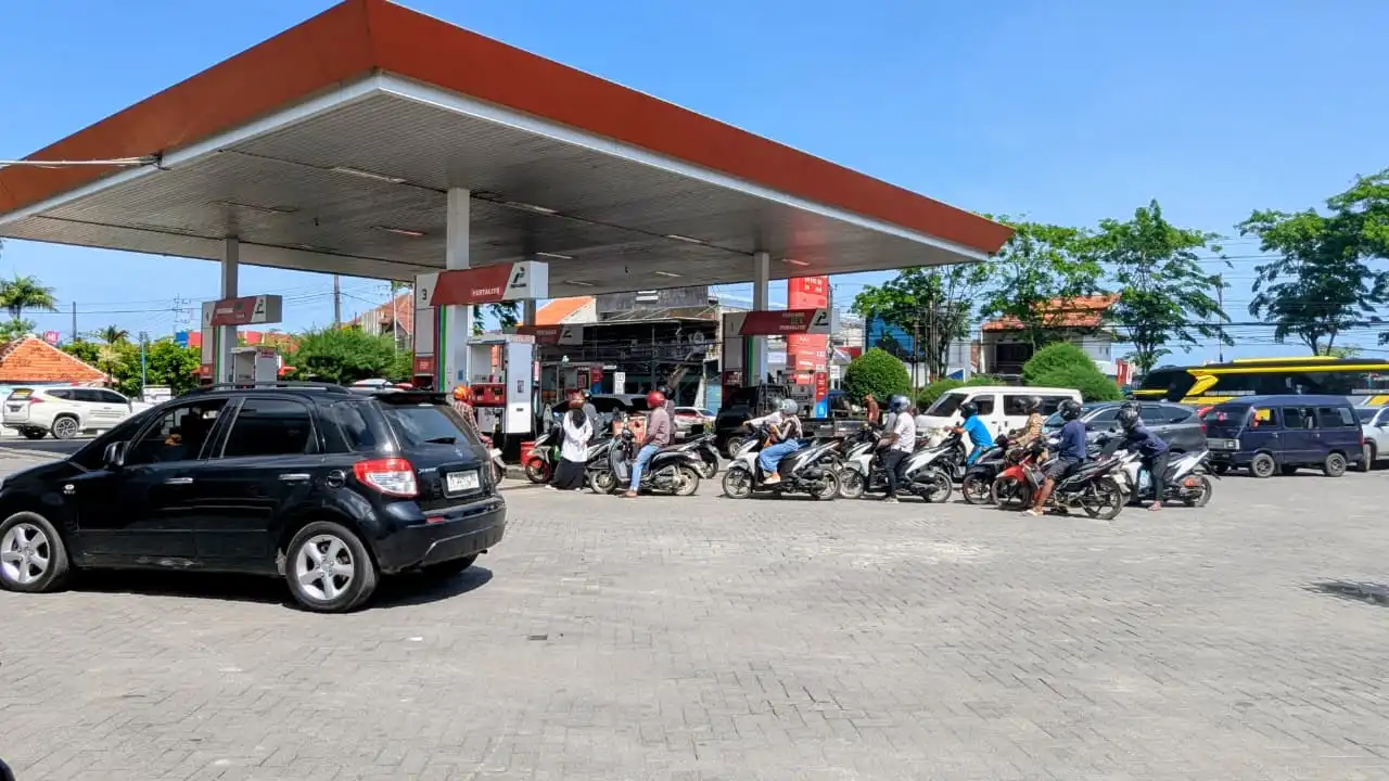 Pertalite Kembali Tersedia di SPBU Pliyang Sampang, Warga Antusias Mengantre