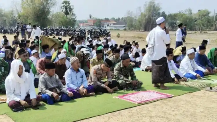 Kemarau Panjang, Ratusan Warga Desa Bandung Bangkalan Gelar Sholat Istisqa