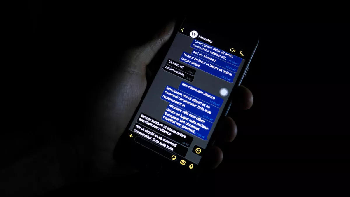 Dark Mode dan Psikologi: Pengaruh Mode Gelap terhadap Mata, Fokus, dan Tidur