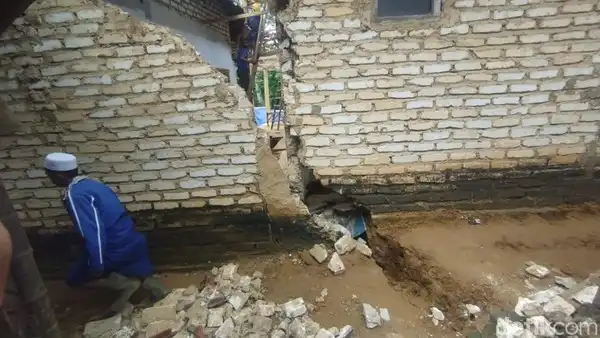 Tanah Gerak, 10 Bangunan di Pamekasan Rusak Berat