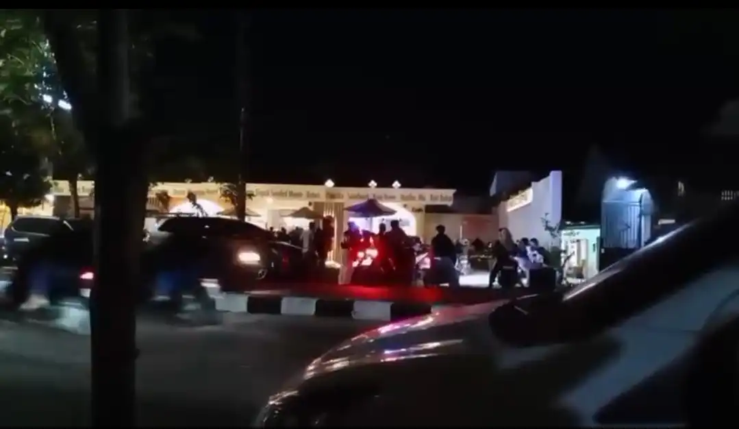 Warga Keluhkan Parkir di Trotoar Depan Cafe AGN Signature, Dishub Sampang: Izin Operasionalnya Belum Ada