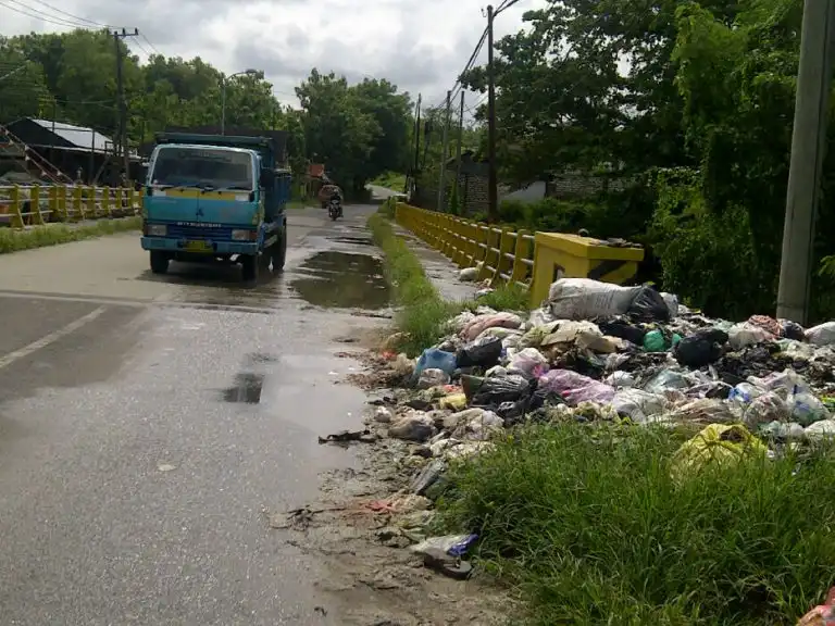 Fasilitas Minim, DLH Sampang Akui Kewalahan Tangani Sampah di Pantura