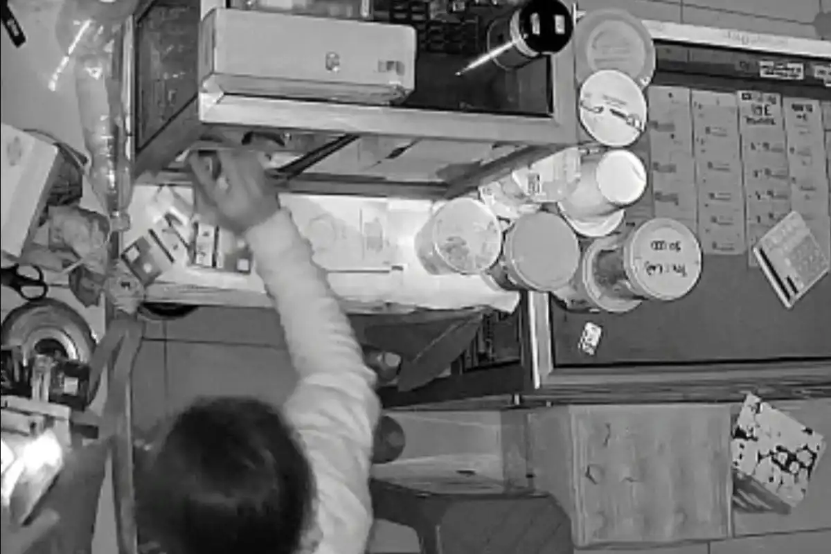 Terekam CCTV, Pria di Bangkalan Bobol Toko untuk Curi Rokok