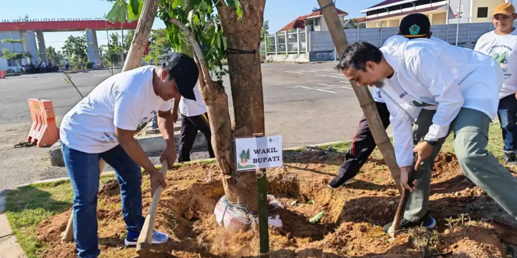 Hari Lingkungan Hidup Sedunia, Ratusan Pohon Ditanam di SGMRP Pamekasan