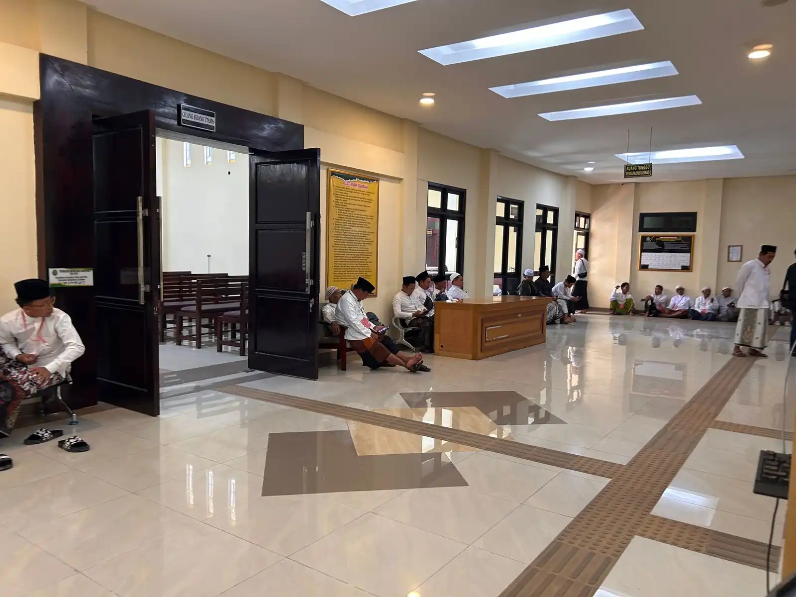 Sidang Sering Molor, Profesionalitas PN Sampang Jadi Sorotan Publik 