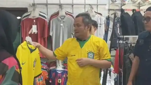 Warga Bangkalan Berburu Jersey Tim Favorit Jelang Piala Dunia 2026