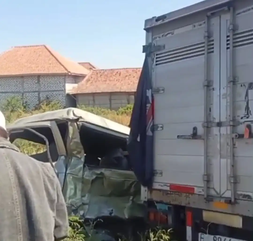 Kecelakaan Beruntun di Sampang, Truk Box dan Minibus Masuk Sawah
