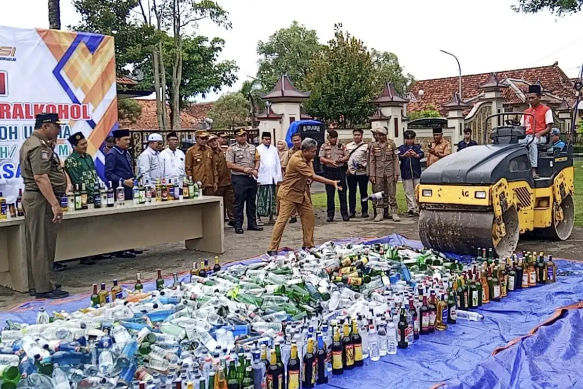 Jelang Ramadan, Ribuan Botol Miras di Pamekasan Dimusnahkan