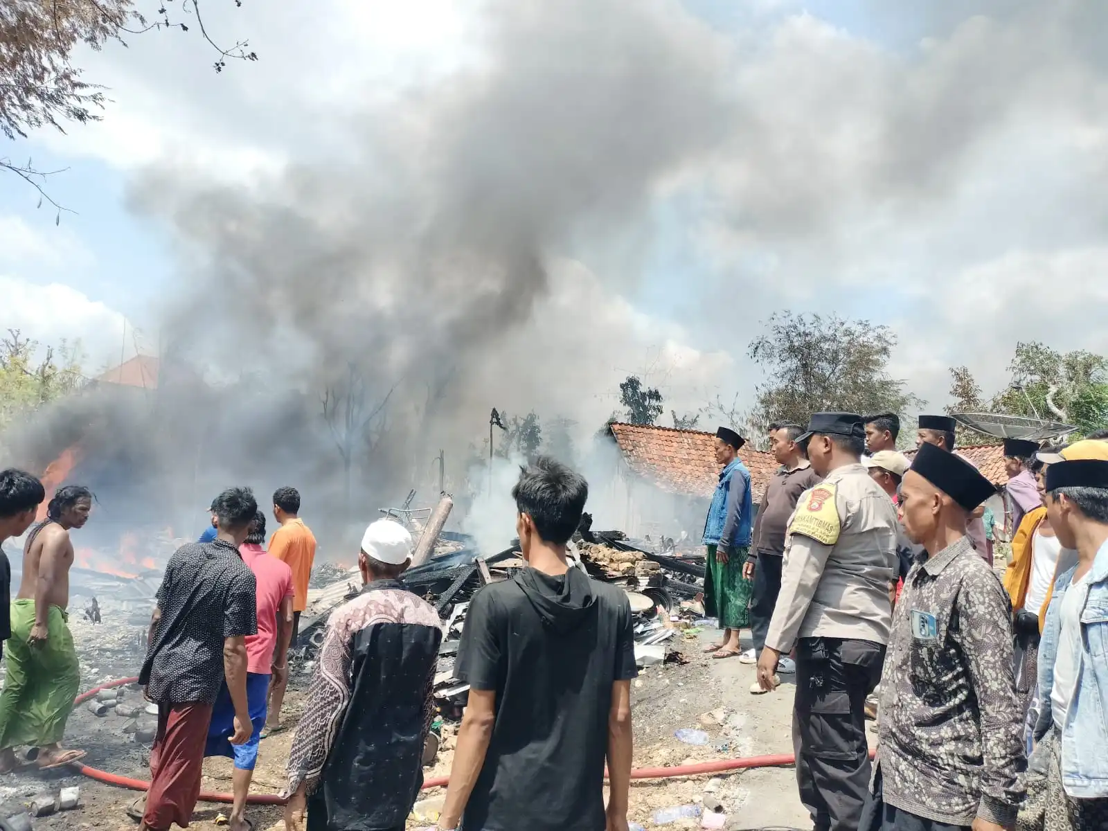 Gudang Barang Rongsokan dan Rumah Warga di Sampang Terbakar, Kerugian Rp100 Juta