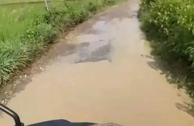 Warga di Sampang Keluhkan Jalan Poros Desa Rusak Parah, Kades: DD Alami Pemangkasan
