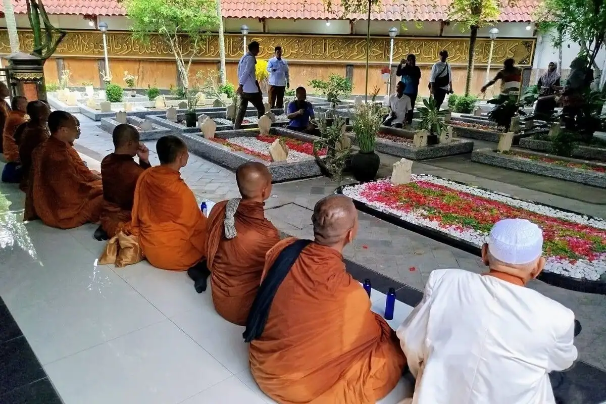 Berjalan Kaki dari Bali, 57 Biksu Doa Bersama di Makam Gus Dur.