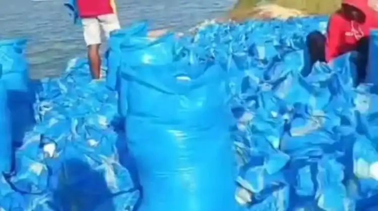 Masuki Musim Kemarau, Harga Garam di Pulau Gili Raja Sumenep Turun