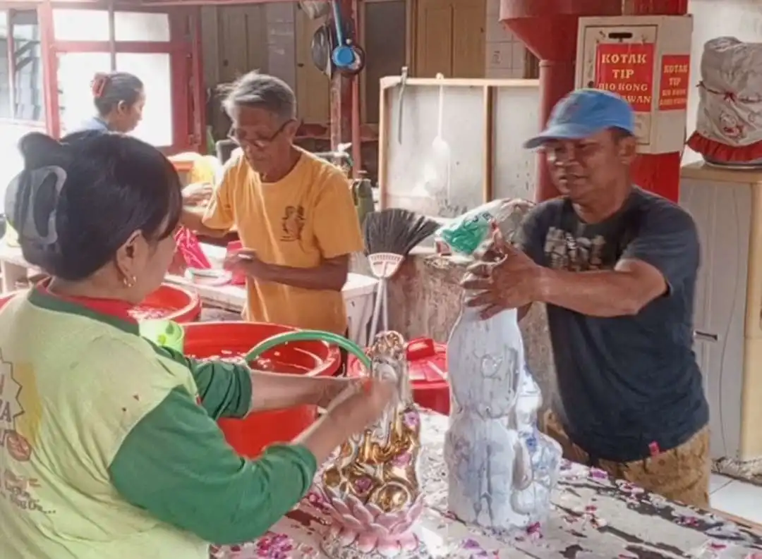 Jelang Imlek, Vihara Avalokitesvara di Pamekasan Lakukan Persiapan