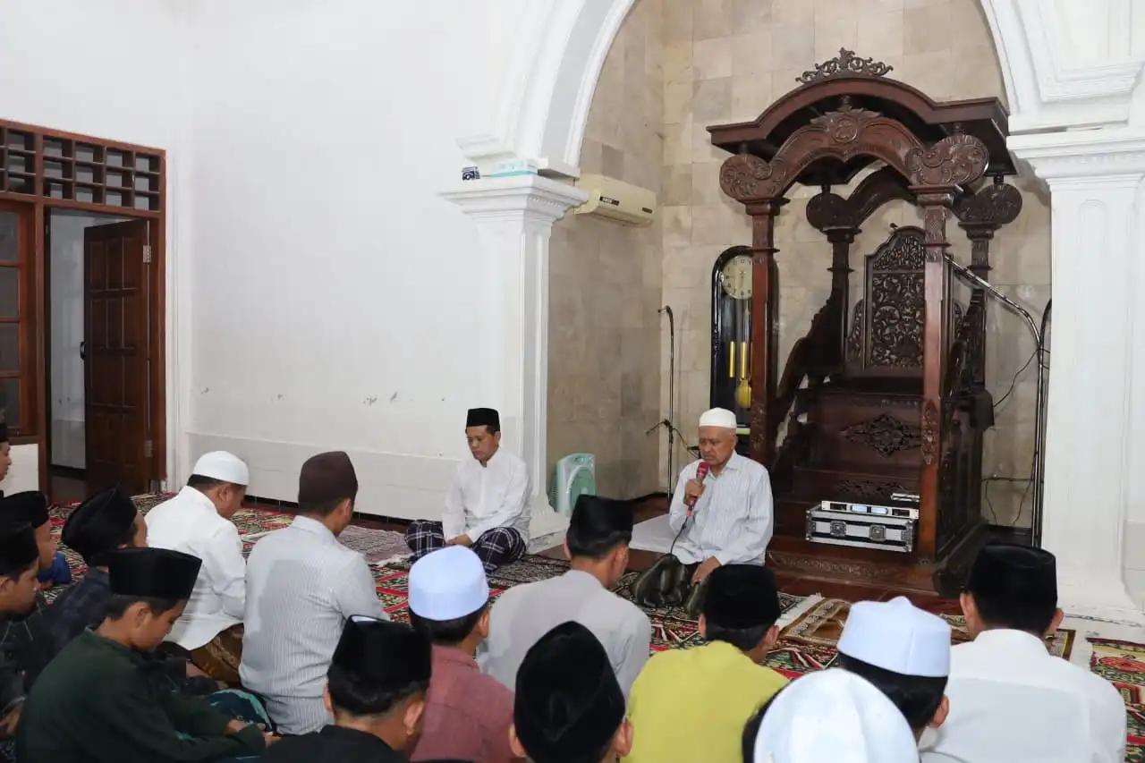 Ponpes Assirojiyyah Kajuk Sampang Gelar Tahlil 7 Hari Wafat KH Syukron Makmun