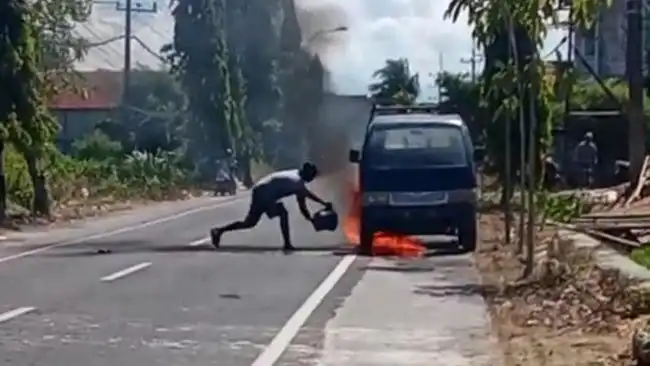 Pikap Terbakar di Pamekasan, Pengendara Panik
