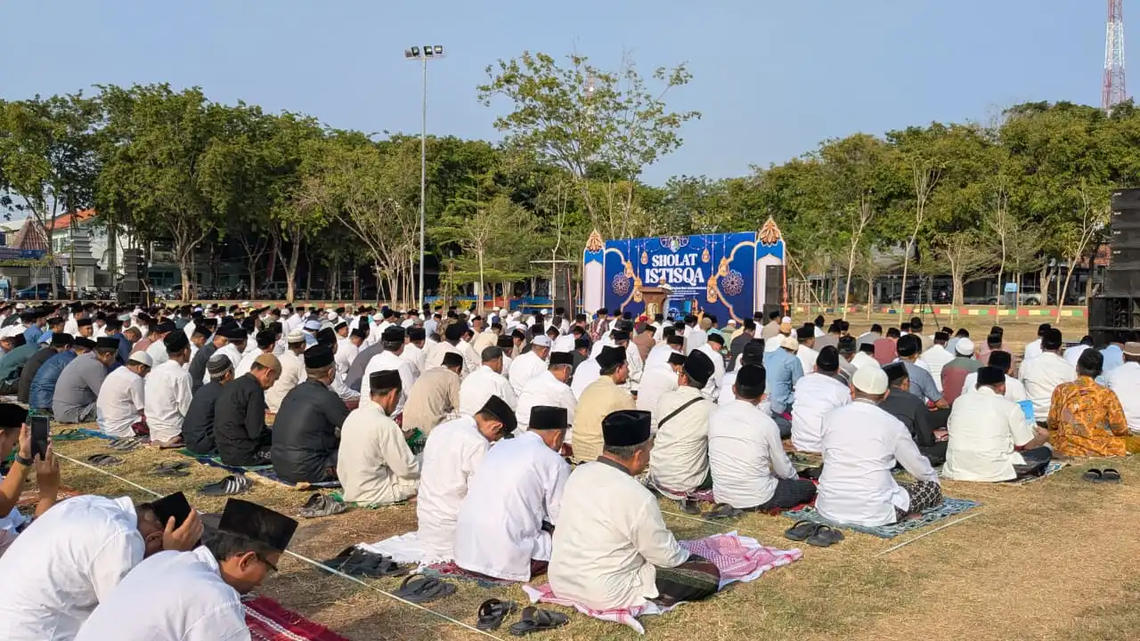 Dilanda Kekeringan, Pemkab Sampang Gelar Salat Istisqa di Alun-alun Trunojoyo