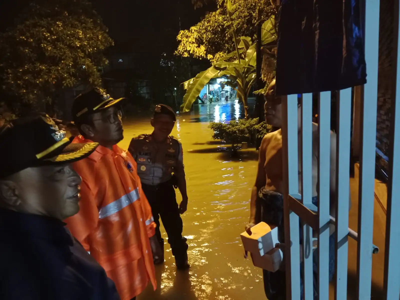 Instruksi Wabup Sampang di Lokasi Banjir: Percepat Distribusi Logistik, Keselamatan Rakyat yang Utama!