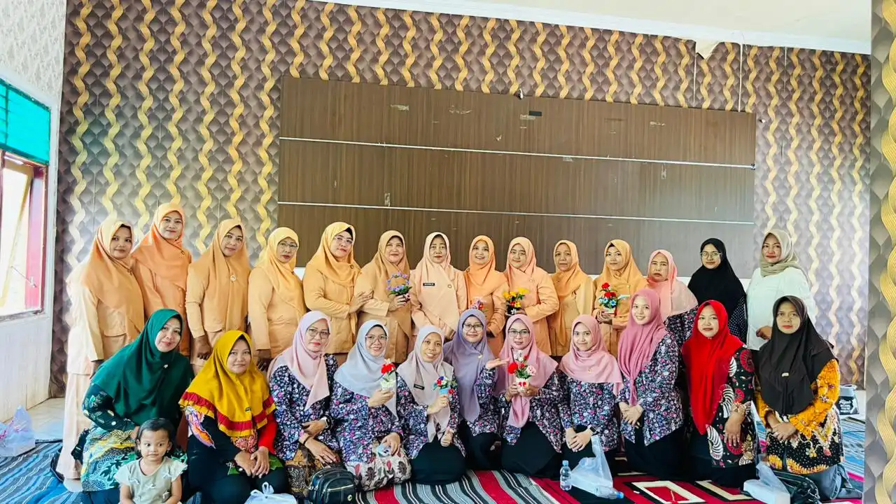 DWP Bapenda Sumenep Gelar Pertemuan Rutin dan Pelatihan Pembuatan Bunga dari Kawat Bulu