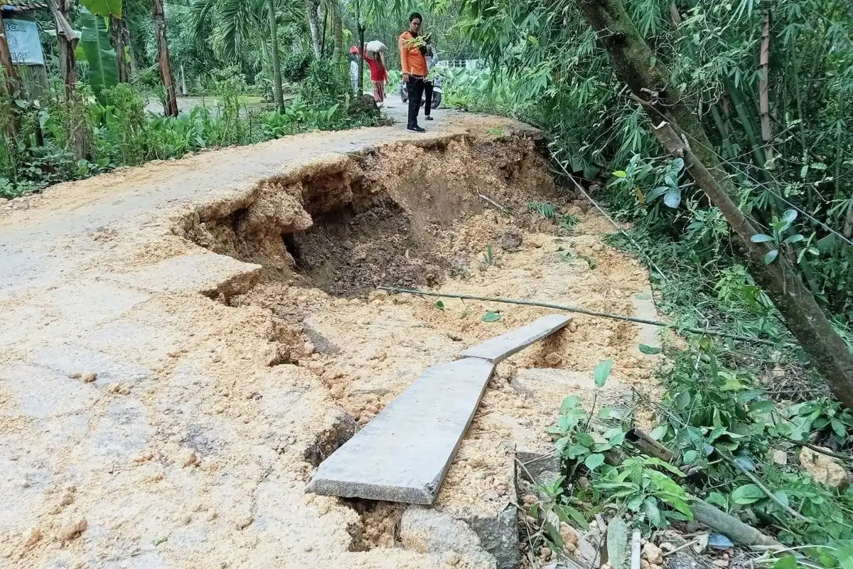 Belum Ada Perbaikan, Warga Karang Penang Onjur Jalan Kaki Lewati Lokasi Longsor