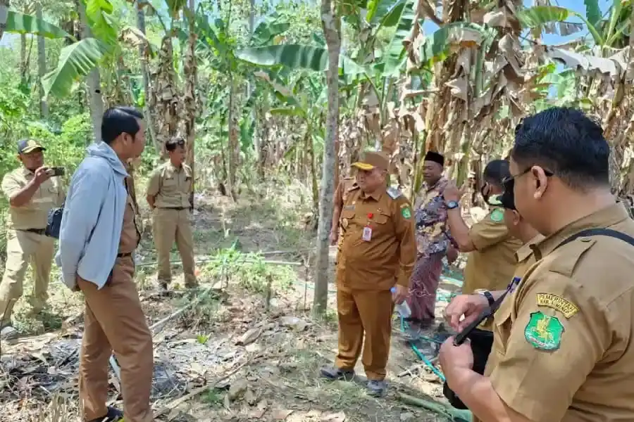 Sumur Bor Keluar Gas, ESDA Sumenep ke Lokasi Ambil Sampel Air