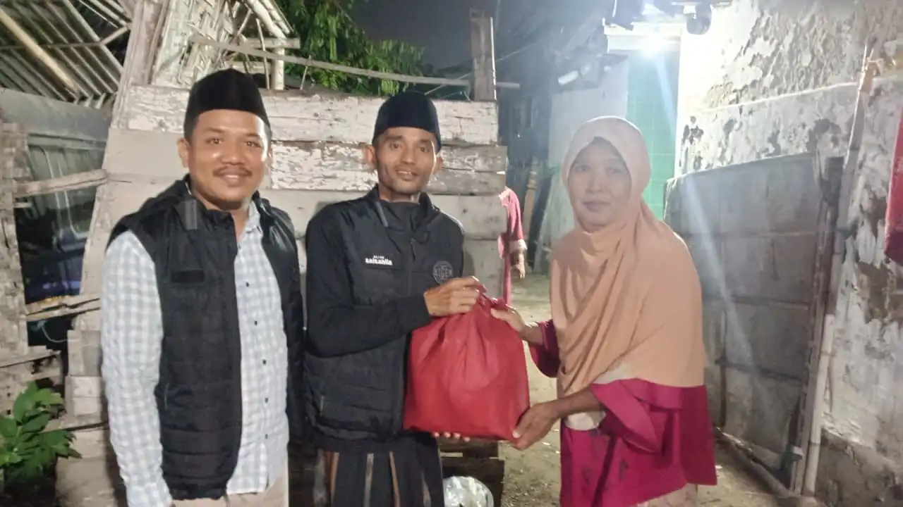 Aliansi Jurnalis Sampang Bagikan Sembako untuk Kaum Duafa dan Anak Yatim 