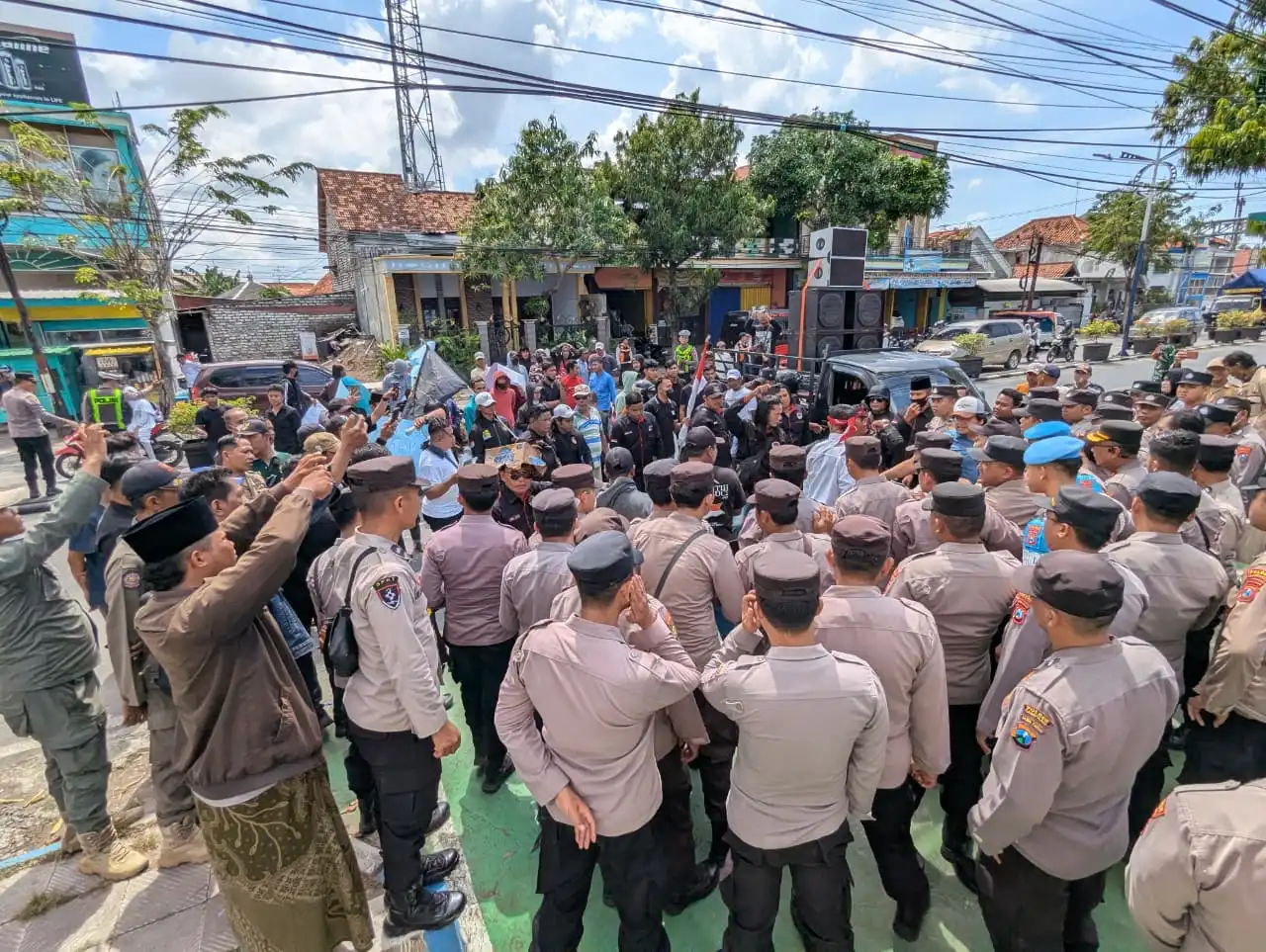Massa Demo PN Sampang, Desak Eksekusi Tanah dan Bangunan Ditunda