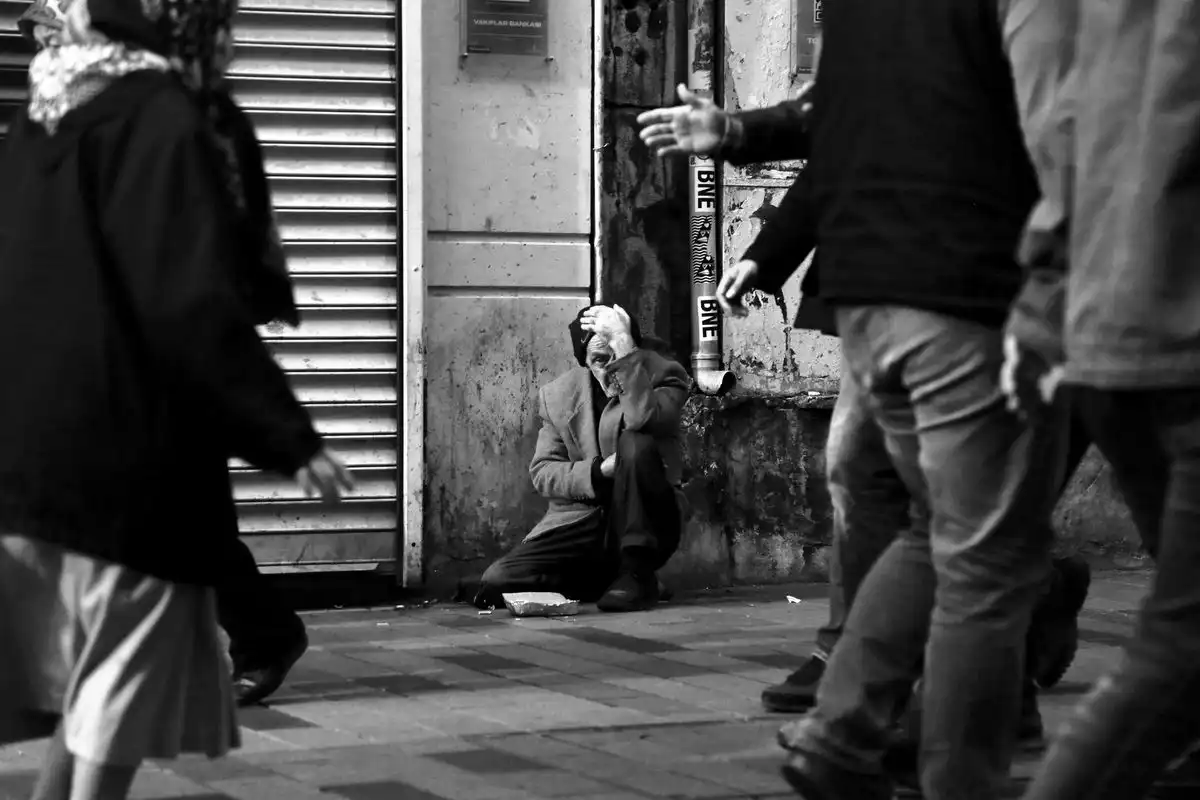 Dampak Kesepian di Tengah Kota Besar