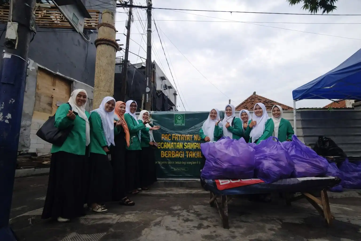 Ramadan Peduli, PAC Fatayat NU Sampang Bagikan Ratusan Paket Sembako dan Takjil