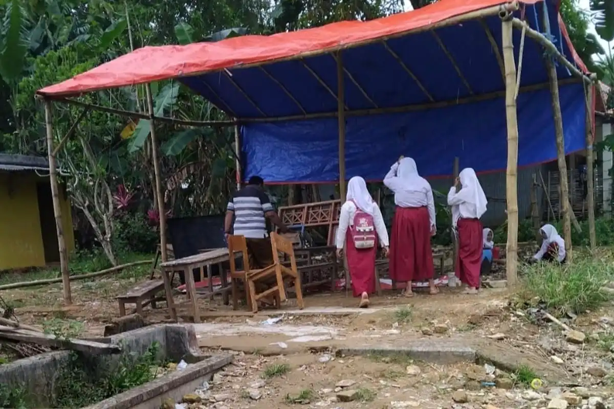 Ratusan Siswa SD di Bangkalan Belajar di Teras hingga Tenda Darurat