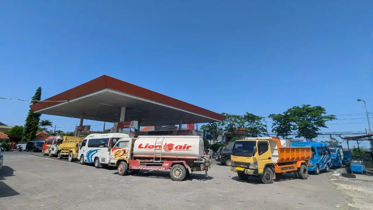 Antrean Panjang di SPBU Sampang Didominasi Kendaraan Solar dan Pengguna Pertalite