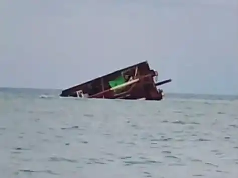 Kapal Tongkang Muatan Batu Bara Terbalik di Selat Pulau Mamburit Sumenep