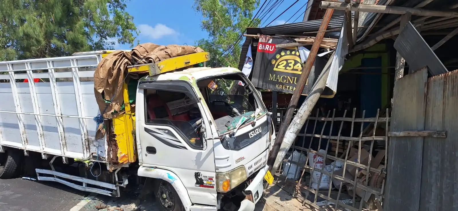 Tabrakan di Galis Bangkalan, 2 Truk Ringsek