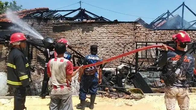 Kebakaran Hanguskan 2 Rumah di Pamekasan, Kerugian Ditaksir Rp200 Juta