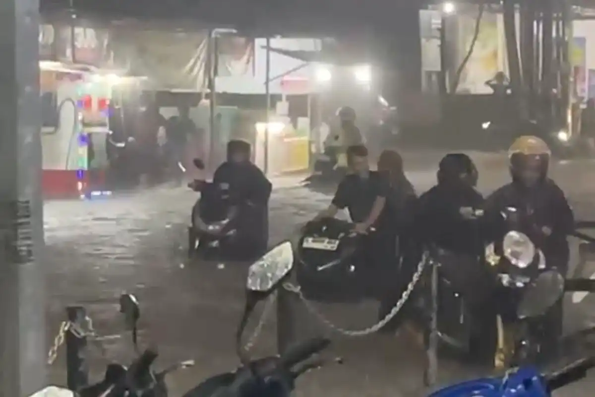  Hujan Guyur Bangkalan, Akses Jalan Kawasan UTM Lumpuh Tergenang Banjir