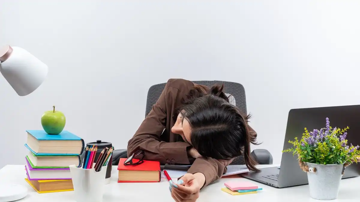 Kenapa Kita Sering Menunda Pekerjaan? Ini Penyebab dan Solusinya