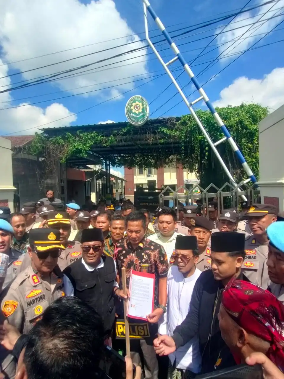 Ratusan Santri dan Alumni Demo PN Sampang, Desak Terdakwa Penganiaya Guru Tugas Dihukum Maksimal