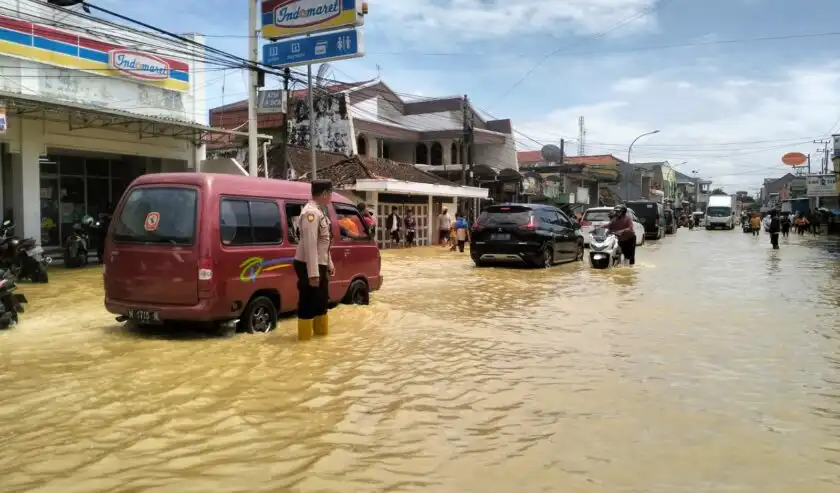 Banjir Rendam Jalur Utama Blega Bangkalan, Arus Lalu Lintas Terhambat