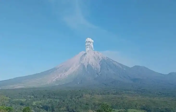 Gunung Semeru Erupsi Tiga Kali Senin Pagi, Kolom Abu Capai 1.000 Meter