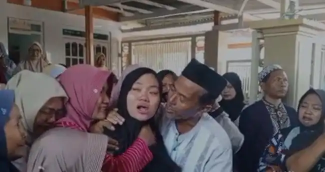 Hamil 6 Bulan, Istri ABK KM Virgo 8 Menangis Sambut Jenazah Suami