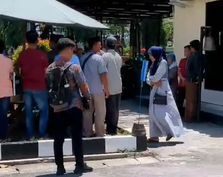 Puluhan Warga Sampang Laporkan Dugaan Investasi Bodong, Kerugian Ditaksir Rp23 Miliar