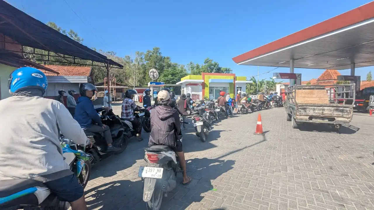 Antre Pertalite Berjam-jam, Puluhan Pemotor Pilih Berteduh Akibat Cuaca Panas