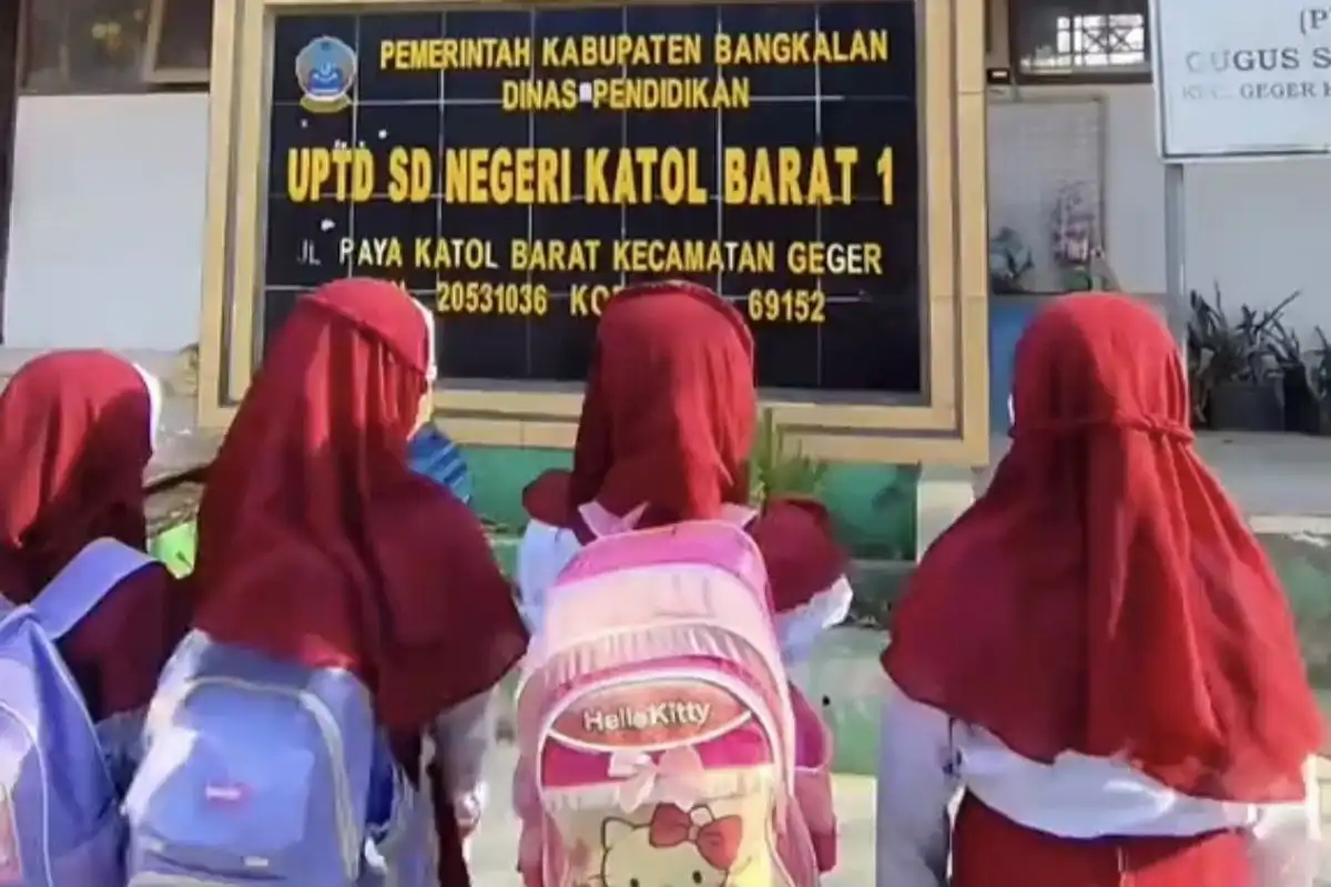 SDN di Bangkalan Bakal Dibongkar untuk Sekolah Rakyat, Siswa Belajar di Teras Rumah
